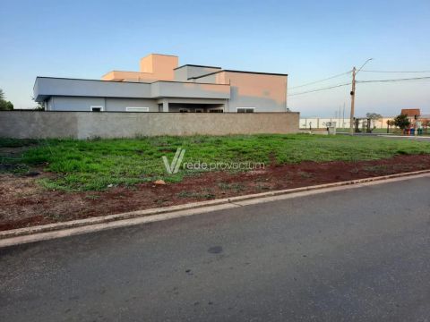 Terreno de ESQUINA à VENDA no Condomínio Terras do Cancioneiro em Paulínia/SP. Com 390m².