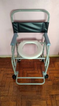 Cadeira higiênica de banho com rodas