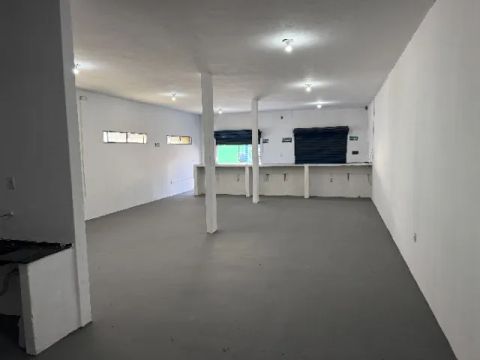 BARRACÃO TRIFASICO C/ COMODO COMERCIO - 300 MTS 
