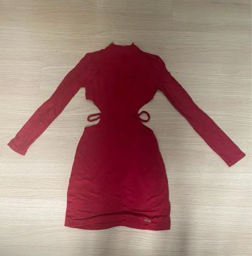 Vestido vermelho com recortes sexy