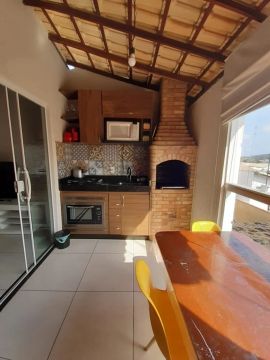 Casa no bairro Peró ah 10 min da praia andando e comércios próximos.