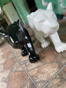 Par de Esculturas de Leão em Resina - Preto e Branco
