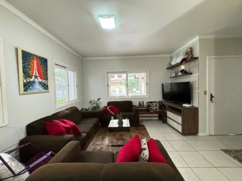 Casa com 4 dormitórios sendo 1 suite, no bairro Santo Inácio