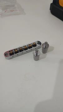 Ponte TUNE-O-MATIC para roller para Guitarra usada.