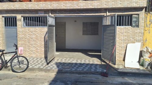 VENDE 2 CASAS FRENTE E FUNDO SOBRADO R$ 200 MIL A VISTA