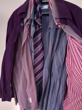 Camisas e gravatas, cortes variadas.