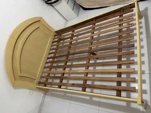 Cama de madeira com estrutura resistente