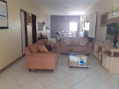 Casa aconchegante com 3 quartos em condomínio fechado
