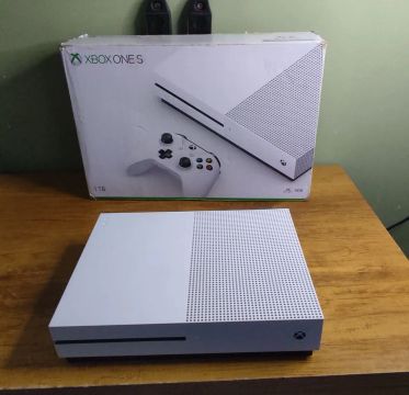 Xbox One S 1TB S/ controle