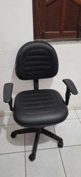 Cadeira De Escritório Giratória Scarparo Exe.<br><br>C/costura