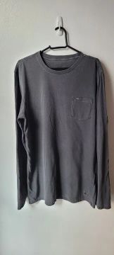 Camiseta manga longa, tecido estonado.