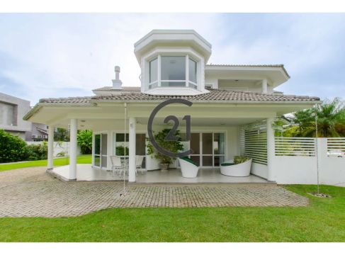 Casa à venda com 343m² construídos de 4 suítes no Village Club na SC 401