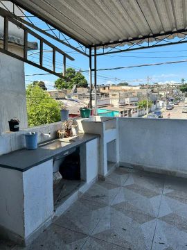 Linda casa com varanda.