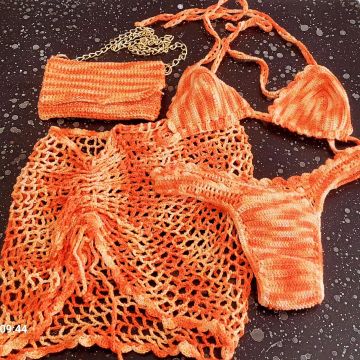 Conjunto de biquíni e bolsa de crochê laranja
