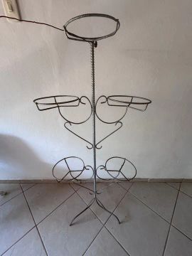 Tripé de flores de ferro