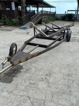 Carreta para lancha até 23 pés.