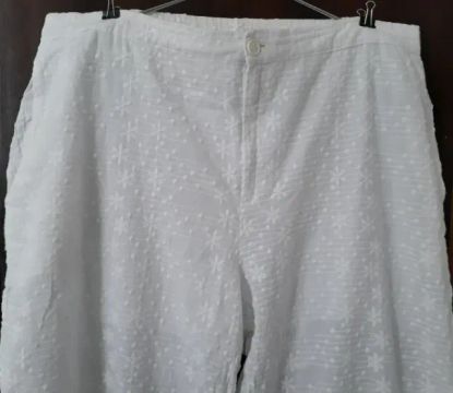 Calça bordada em algodão.
