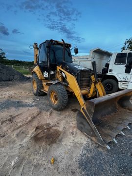 Retroescavadeira Caterpillar 416E ano 2012