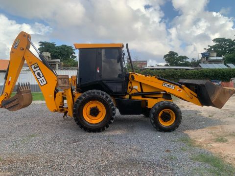 Retroescavadeira JCB 3CPLUS ANO 2016