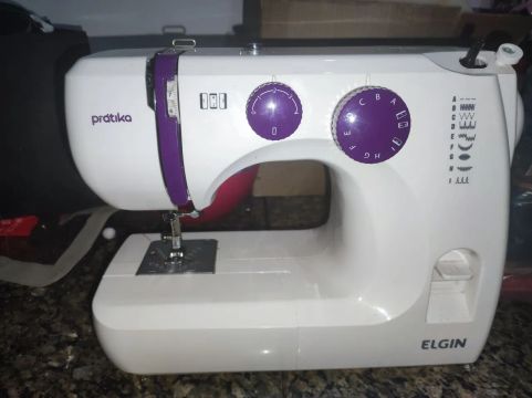 Máquina de Costurar Elgin Pratika