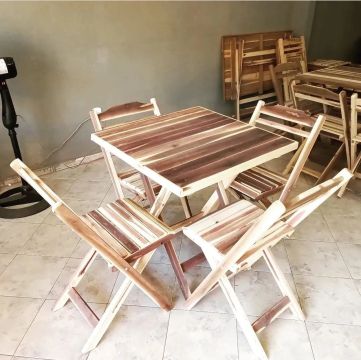 Jogo de Mesa e Cadeiras de Madeira - Novo