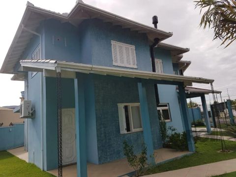 Bela casa em Sapiranga . Casa ampla com quatro dormitórios sendo uma suite com banheira de