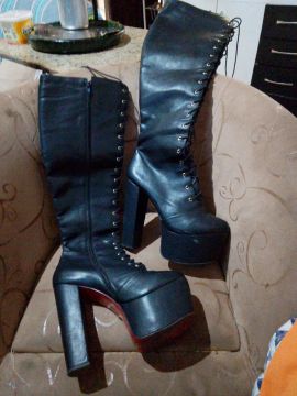 Botas de cano alto pretas com salto plataforma