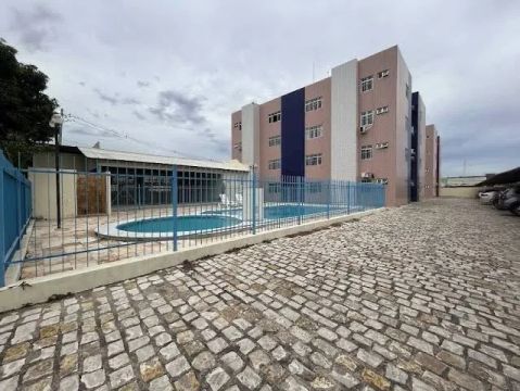 Quarto mobiliado com piscina em prédio
