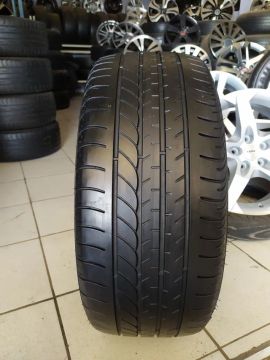 Um pneu 225 45 17 Goodyear Efficientgrip 