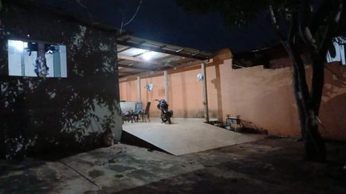 Casa no bairro Jardim 8 de Abril com garagem e varanda.
