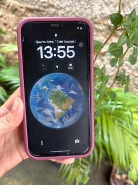 iPhone com capa rosa em perfeito estado