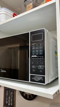 Microondas MIDEA MRAS22- Branco com porta preta