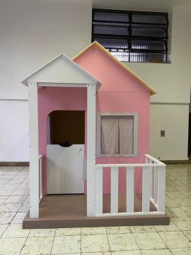 Casinha de criança rosa com cercado cor rosa branco em MDF