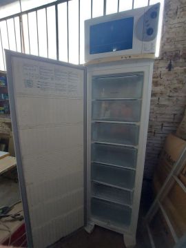 Geladeira Consul com Freezer -  7 Prateleiras