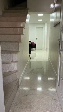 Casa com 3 pavimentos no centro da cidade 