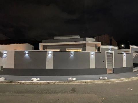 Casa dentro de Condomínio 3 dormitórios 1 suíte e piscina
