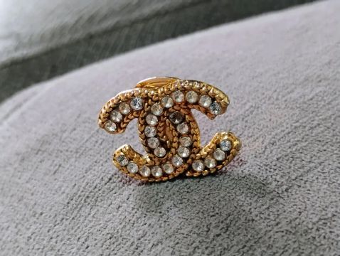 Brinco Chanel dourado com cristais