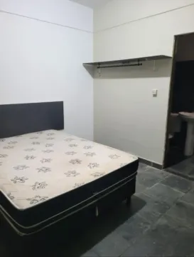 Quarto com banheiro com mobilia