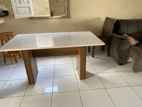 Mesa de Jantar Branca com Tampo de Madeira