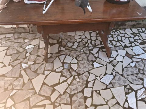 Mesa de madeira antiga