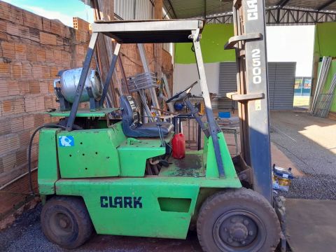 Empilhadeira Clark 2500 Usada