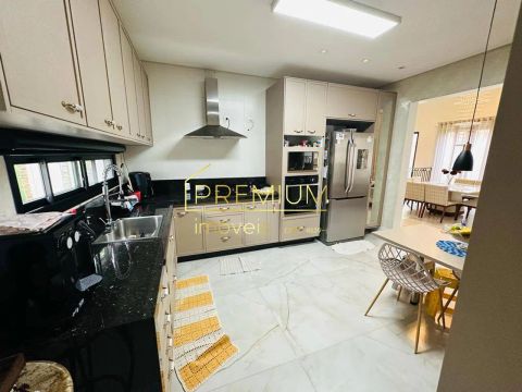 Casa a venda com uma sala de tv no condomínio Reserva da Serra