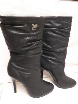 Bota em couro cano médio carmim nº 38 Pouco Uso