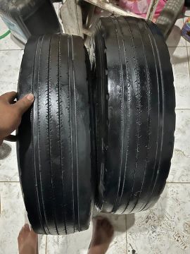 Pneus 215/75/17.5  pneus bons nunca furou  estão bom