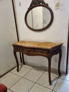 Antiga cômoda de madeira com detalhes em talha 