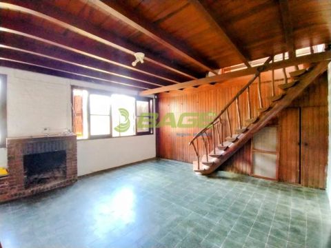 Casa no Laranjal, 3 quartos, próxima da lagoa.