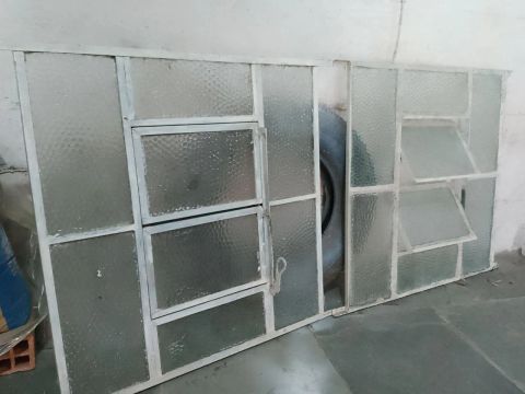 Janelas de vidro com estrutura de aço
