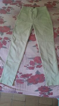 Calça Jeans bege, tamanho 44, nunca usada.