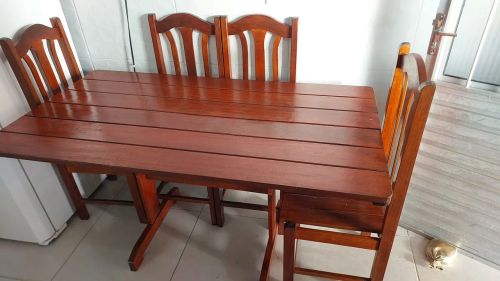 Mesa de jantar em madeira maciça com 4 cadeiras