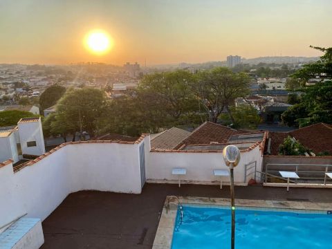 Temporada em casa com piscina e vista para a cidade